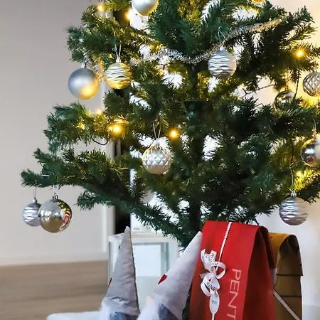 Modern Semi-detached House With Wonderful Location! 度假居 *