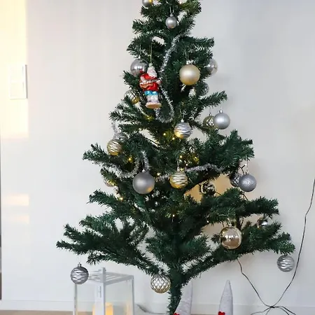 Modern Semi-detached House With Wonderful Location! 度假居