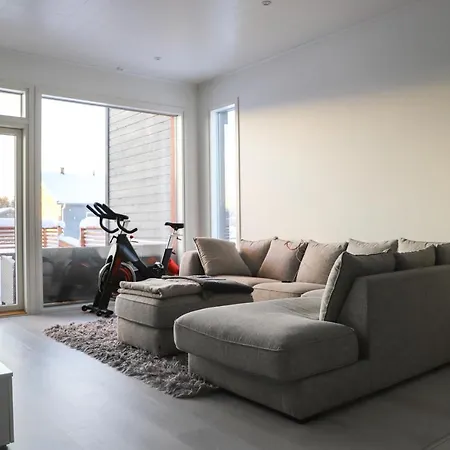 Modern Semi-detached House With Wonderful Location! 度假居 *