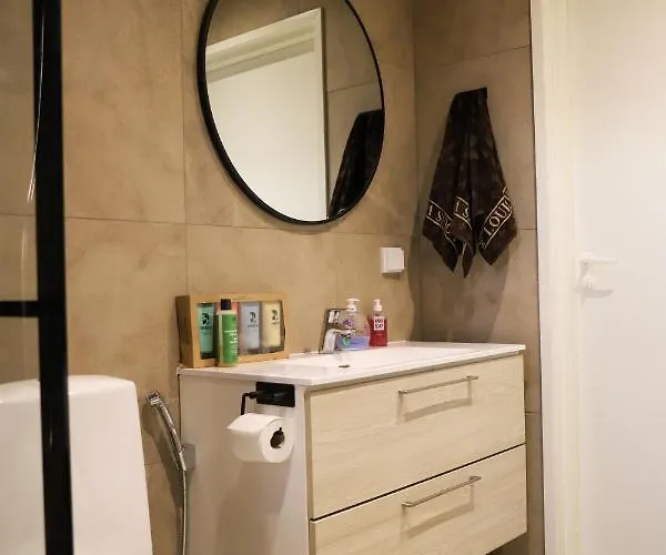 Modern Semi-detached House With Wonderful Location! *